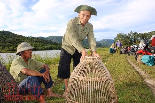 Độc đáo lễ hội đánh bắt cá Đồng Hoa ảnh 3
