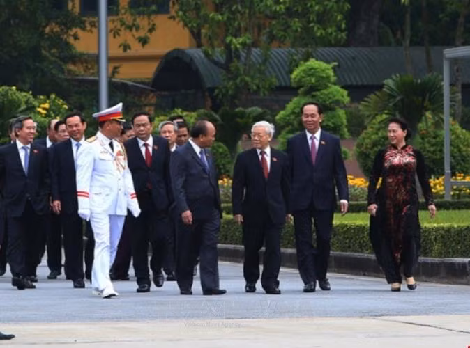 Lãnh đạo Đảng, Nhà nước và đại biểu Quốc hội vào Lăng viếng Chủ tịch Hồ Chí Minh ảnh 6