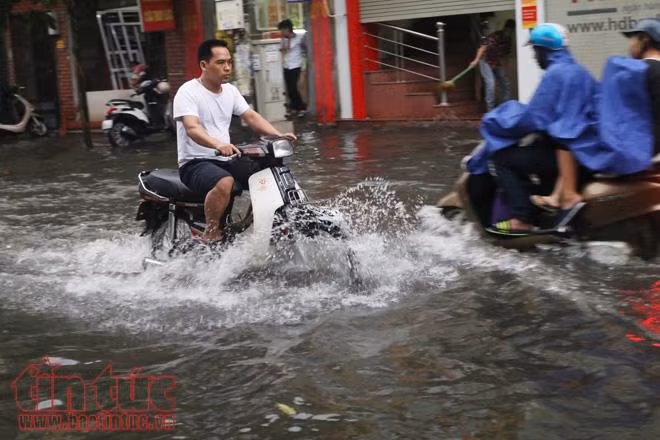 Mưa lớn tại nội thành Hà Nội, nhiều tuyến đường bị ngập sâu ảnh 7
