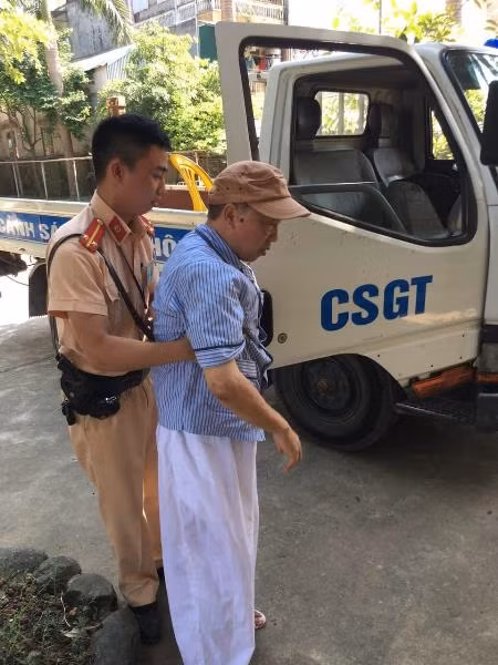 Kịp thời đưa cụ ông bị tai biến đi lạc trên Quốc lộ 6 về nhà ảnh 2