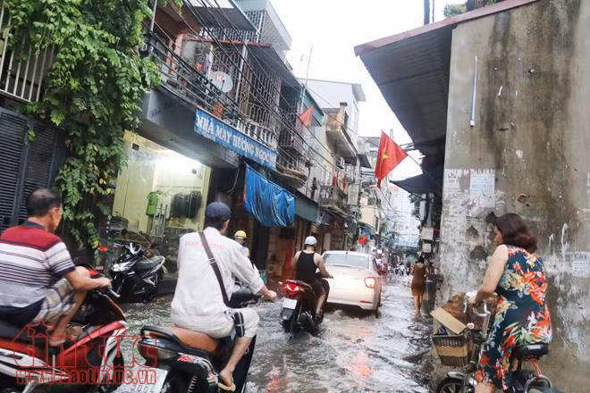 Mưa lớn tại nội thành Hà Nội, nhiều tuyến đường bị ngập sâu ảnh 10