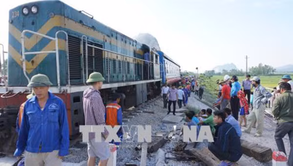 Hiện trường vụ tai nạn đường sắt thảm khốc tại Thanh Hóa khiến 12 người thương vong ảnh 6