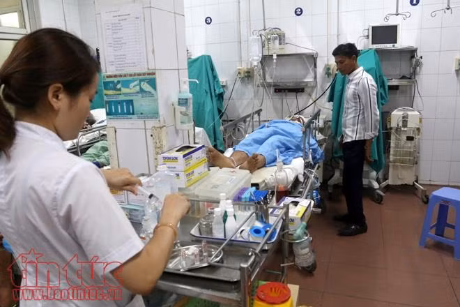 Tài xế lái xe tải trong vụ tai nạn lật tàu tại Thanh Hóa vẫn đang nguy kịch ảnh 4