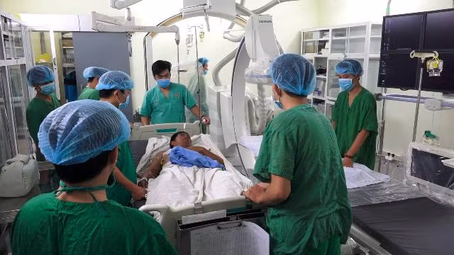 Dùng trực thăng chuyển cấp cứu bệnh nhân bị nhồi máu cơ tim từ Trường Sa vào đất liền ảnh 1