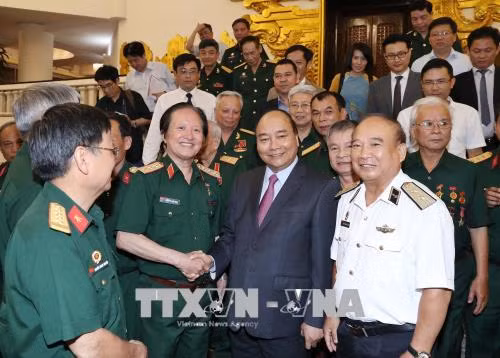 Thủ tướng Nguyễn Xuân Phúc gặp mặt Ban chỉ đạo công trình sách 'Ký ức người lính' ảnh 2
