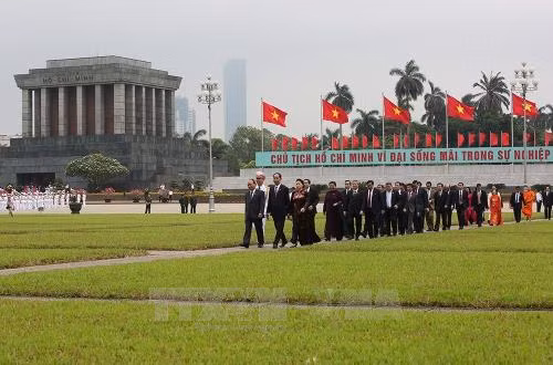 Lãnh đạo Đảng, Nhà nước và đại biểu Quốc hội vào Lăng viếng Chủ tịch Hồ Chí Minh ảnh 5
