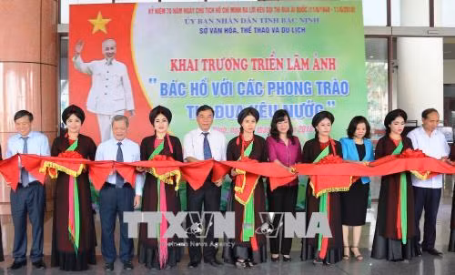 Triển lãm ảnh chủ đề 'Bác Hồ với các phong trào thi đua yêu nước' ảnh 1