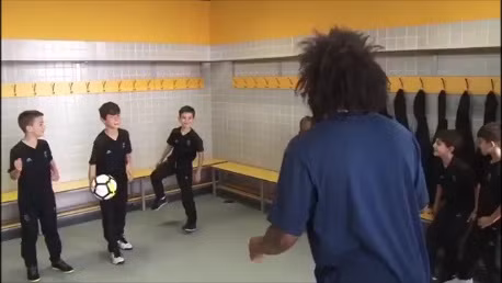 Xem thử thách đánh đầu, Marcelo ‘đáp lời’ đội bóng trẻ Real Madrid ảnh 1