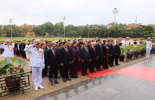 Lãnh đạo Đảng, Nhà nước và đại biểu Quốc hội vào Lăng viếng Chủ tịch Hồ Chí Minh ảnh 2
