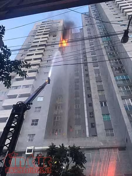 Cháy bùng bùng tại chung cư CT3 Bắc Hà (Hà Đông, Hà Nội) nghi do chập điện ảnh 2