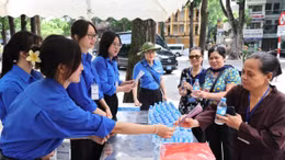 Tình nguyện viên hỗ trợ người dân tại Lễ Quốc tang Tổng Bí thư