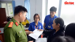 Đoàn viên thanh niên Công an TP Hồ Chí Minh hỗ trợ người dân khi đến Trung tâm hành chính công phường Bàn Cờ.