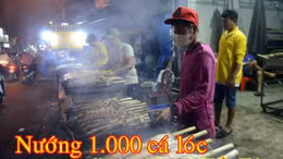 Một cửa hàng trên đường Tân Kỳ - Tân Quý (quận Tân Phú) đã nướng xuyên đêm 1.000 con cá phục vụ cho ngày vía Thần Tài.