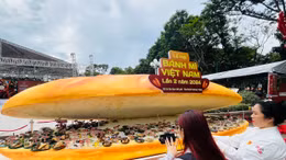 Đông đảo du khách thưởng thức bánh mì miễn phí tại Lễ hội Bánh mì Việt Nam