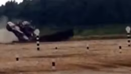 Xe tăng T-72 lộn nhào như diễn xiếc tại Nga 