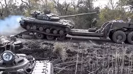 Xe tăng Ukraine lật nhào, binh sĩ suýt chết