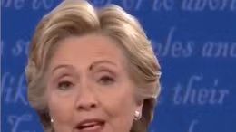 Tại sao bà Clinton không phản ứng khi bị ruồi đậu lên mặt?