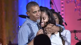 Tổng thống Obama hát mừng sinh nhật ái nữ