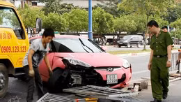 'Xế hộp' mất lái đâm đổ dải phân cách