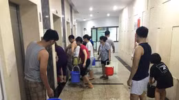 Mất nước cả tuần, cư dân HUD3 xếp hàng xách từng xô nước