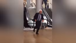Người Mỹ... xôn xao về sức khỏe ứng viên Bernie Sanders
