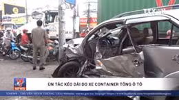 Ùn tắc kéo dài do xe container tông ô tô