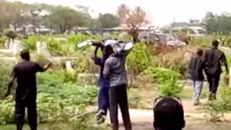 Nhân viên nhà xác tịch thu thi hài giữa lễ tang
