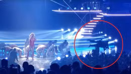 Fan cuồng bật 'san tô' định tấn công Britney Spears ngay trên sân khấu