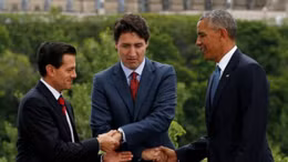 Phút ngượng nghịu giữa lãnh đạo Mỹ, Canada và Mexico