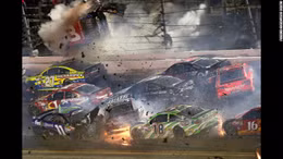 Tai nạn xe đua lộn nhào ‘như phim’ tại giải Nascar