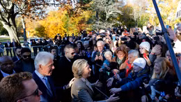 Bà Clinton rạng rỡ bỏ phiếu tại New York 