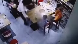 Trượt chân ngã, nhân viên phục vụ làm đổ cả nồi lẩu nóng vào bé trai