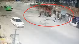 Kinh hãi xe tải mất lái, san phẳng dãy nhà ven đường