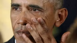 Xúc động với những lần rơi lệ của Tổng thống Obama
