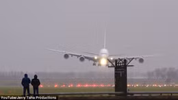 Xem siêu máy bay A380 hạ cánh kiểu "cua bò"