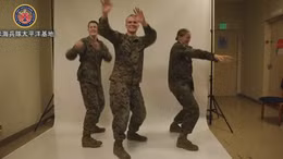Hài hước màn nhảy 'Koi Dance' của thủy quân lục chiến Mỹ 