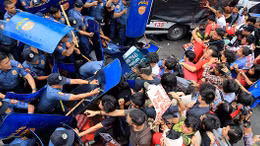 Kinh hãi xe cảnh sát Philippines tông người biểu tình