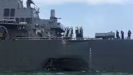 Cận cảnh 'thương tích' của tàu khu trục USS John S McCain sau cú đâm của tàu chở dầu