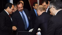 Ông Putin tặng AK-47 cho Tổng thống Ai Cập