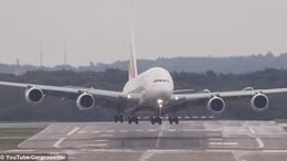 Xem Airbus-A380 tròng trành trong gió sân bay