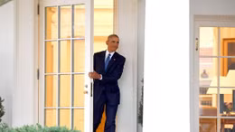 Hình ảnh Tổng thống Obama lần cuối rời khỏi Phòng Bầu dục 