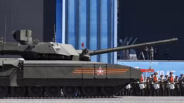 Xe tăng Armata đột ngột bất động trên Quảng trường Đỏ