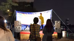  Mỹ Tâm quay xe, lên sân khấu hát cùng người khuyết tật