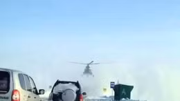 Mi-8 hạ cánh đón khách trên đường cao tốc Nga 