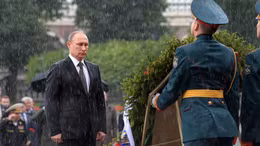 Tổng thống Nga Putin tưởng niệm Chiến sỹ Vô danh dưới mưa tầm tã