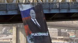 Mỹ luống cuống vì biểu ngữ ông Putin trên cầu cao