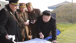 Ông Kim Jong Un theo dõi quân đội tập trận