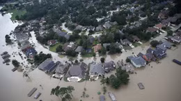 Nước lũ siêu bão Harvey nhấn chìm Houston, len lỏi vào tận nơi trú ẩn