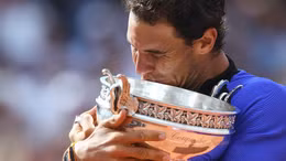 'Vua đất nện' Nadal lập kỷ lục cú ăn 10 Roland Garros