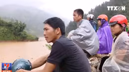 Mòn mỏi đi tìm người thân sau bão lũ